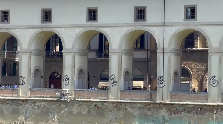 Graffitisek rongálták meg Firenze egyik nevezetességét /Fotó: Sky News