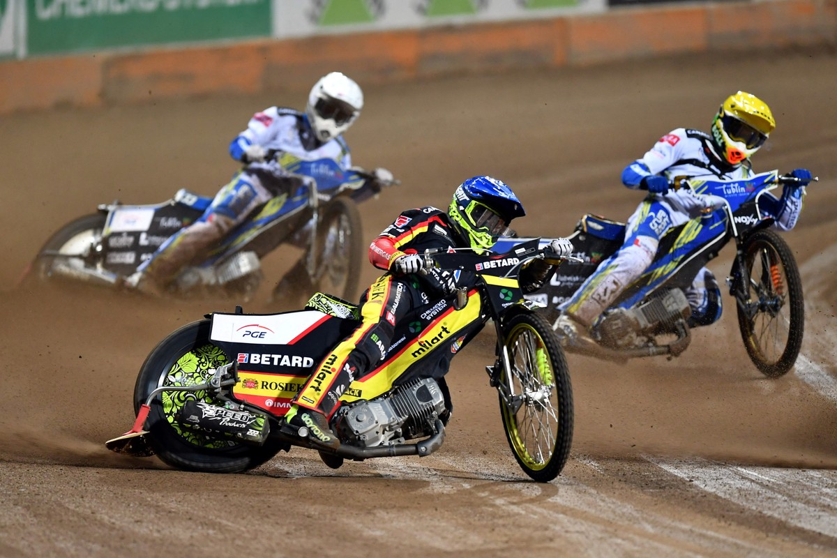 Artiom Łaguta (kask niebieski) z drużyny Betard Sparta Wrocław oraz Mikkel Michelsen (żółty) i Jarosław Hampel (biały) z zespołu Motor Lublin