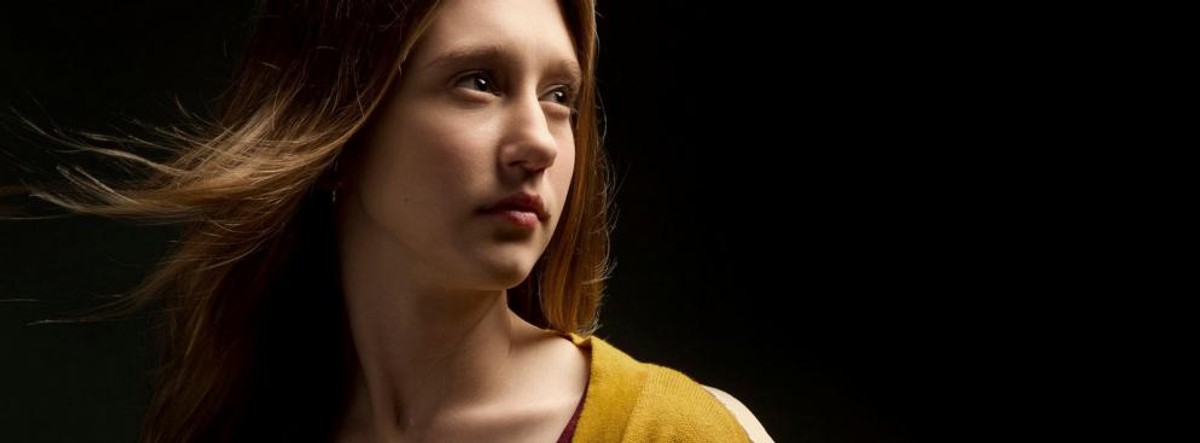 Taissa FarmigaRocznik 1994. Młodsza siostra aktorki Very, błysnęła w jej reżyserskim debiucie „Przełamując wiarę” (na zdj.). Serca fanów filmu grozy podbiła występem w serialu „American Horror Story”. Zagrała też u Sofii Coppoli w „Bling Ring”. Taissa nie chciała być aktorką, może dlatego skrupulatnie wybiera role i nie spieszy się ze swoją karierą.