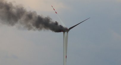 Ogromny wiatrak płonął jak pochodnia. Spalone szczątki zasypały okolicę