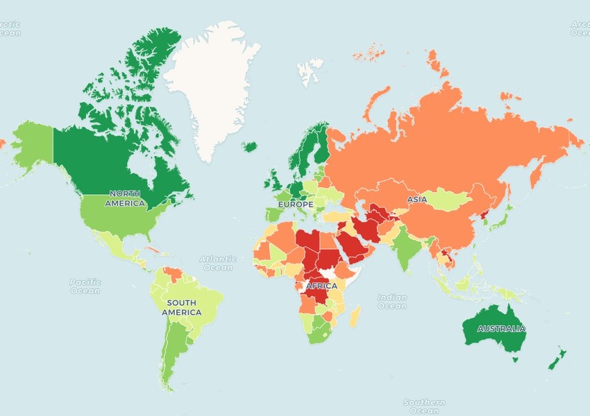 Mapa demokratije: Tamno zelenom bojom su obojene potpune demokratije, svetlijim nijansama zelene u slabije demokratije, žutim u hibridni režimi, a narandžastom i crvenom su autoritarni