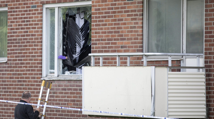 A támadás kiszakította az ablakot /Fotó: MTI