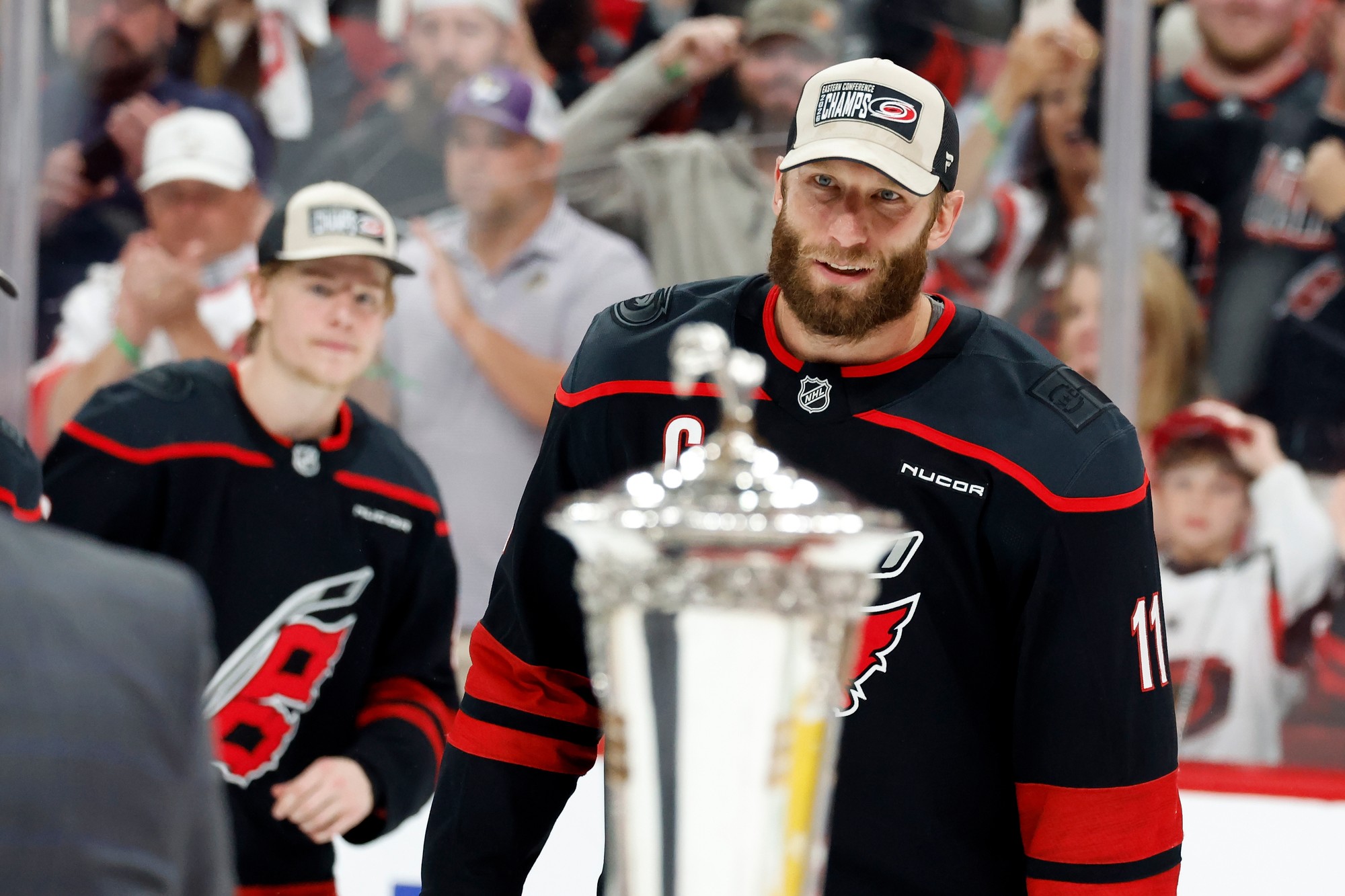 Jordan Staal (Carolina Hurricanes) pri preberaní trofeje Princa z Walesu.