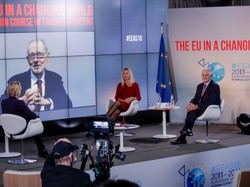 Trudno ją rozpoznać: Znana z męskiego stylu Federica Mogherini jest SUPERseksowną blondynką! FOTO