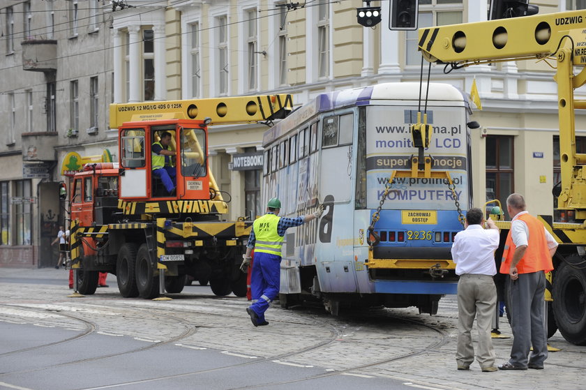 Wykolejony tramwaj we Wrocławiu
