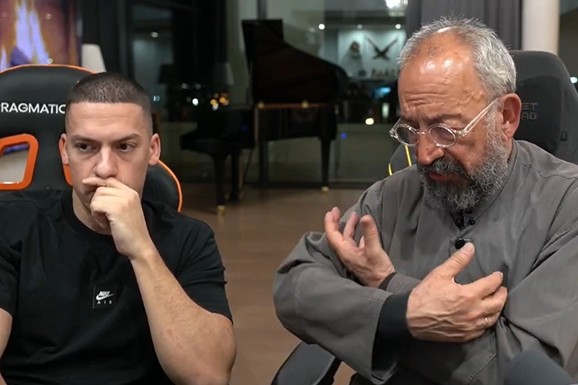 "PROMOVIŠEM KOCKU ZBOG PARA, MORAM DA PLATIM POPA DA MI SEČE KOLAČ" Baka Prase ušao u raspravu sa ocem sveštenikom u lajvu: "Sine, ne valja ti posao"