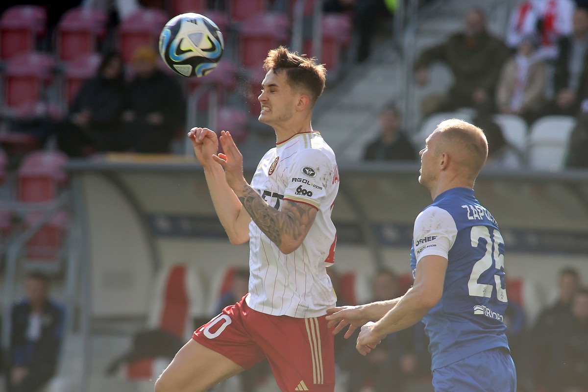 Zawodnik ŁKS Łódź Piotr Janczukowicz (L) i Kamil Zapolnik (P) z Puszczy Niepołomice podczas meczu 23. kolejki piłkarskiej Ekstraklasy