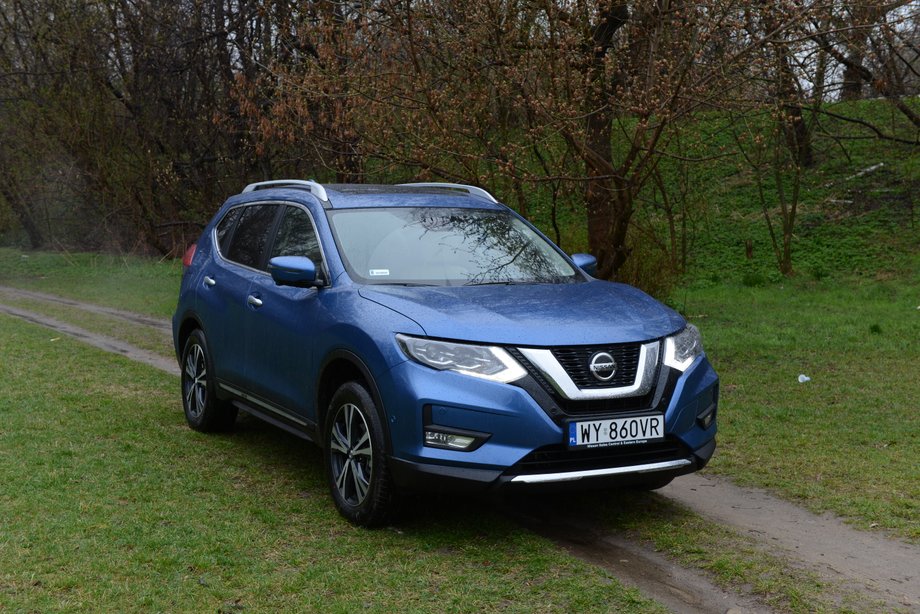 Nissan X-Trail ma wiele wspólnego z modelem Qashqai, który niedawno doczekał się kolejnego następcy. Jedną z zalet X-Traila jest możliwość przewiezienia nim nawet siedmiu osób.