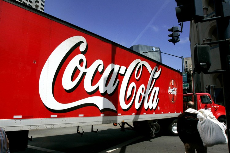 <b>Coca-Cola</b>
<br>
<br>
Receptura Coca-Coli została opracowana w 1886 roku przez J. S. Pembertona, farmaceutę z Atlanty i była jego drugim z kolei napojem opartym na bazie liści koki i orzechów koli. Sprzedaż nowego napoju zaczęła być jednak rentowna dopiero po przejęciu jej przez Asę Candlera. Sprawny handlowiec zarejestrował markę w 1893 roku i wypromował ją na tyle skutecznie, że w 1912 roku zyski ze sprzedaży osiągnęły 50 mln dol.
<br>
<br>
Słynne, klasyczne butelki Coca-Coli swój kształt zawdzięczają dwóm przedsiębiorcom, którzy otrzymali od Asy Candlera prawa do rozlewania napoju za cenę symbolicznego jednego dolara.
<br>
<br>
W 1919 roku, po śmierci Candlera, firma przeszła w ręce bankiera Ernesta Woodruffa, a po nim przejął ją jego syn Robert i kierował nią aż do śmierci w 1985 roku.