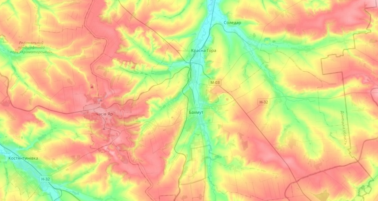Bachmut, w centralnej części mapy, leży o niemal 200 m niżej od terenów kontrolowanych przez Ukrainę.