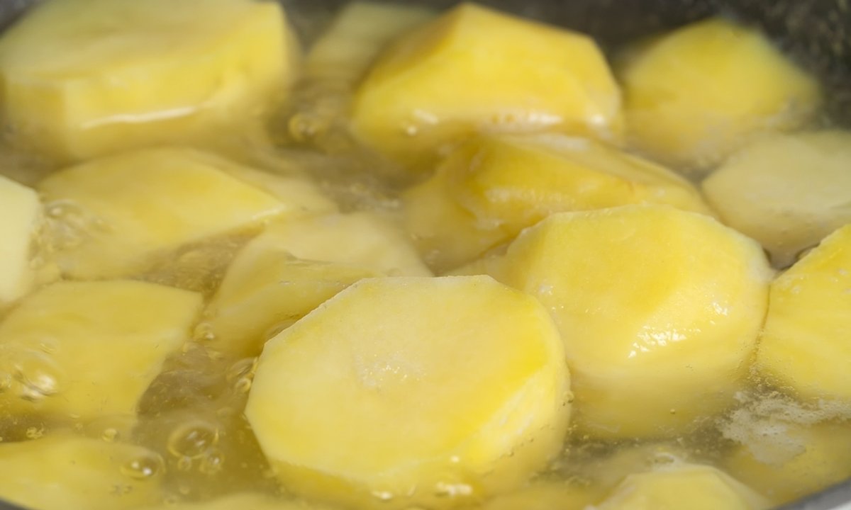 Gotujesz ziemniaki w kawałkach? Dietetyczka wyjaśnia, dlaczego warto zmienić ten nawyk