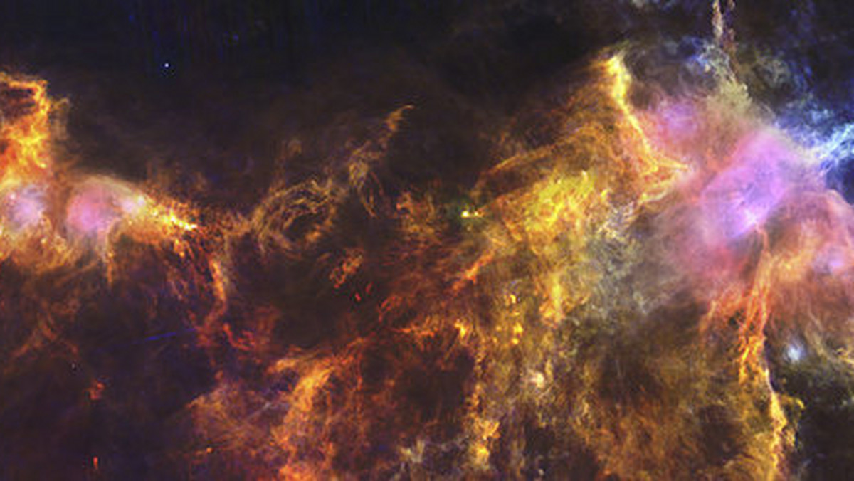 Europejskie obserwatorium kosmiczne Hershel i teleskop Hubble'a w spektakularny sposób uchwyciły obraz jednego z najpopularniejszych obiektów na niebie - mgławicę "Koński Łeb" oraz jej najbliższe otoczenie - czytamy na bbc.co.uk