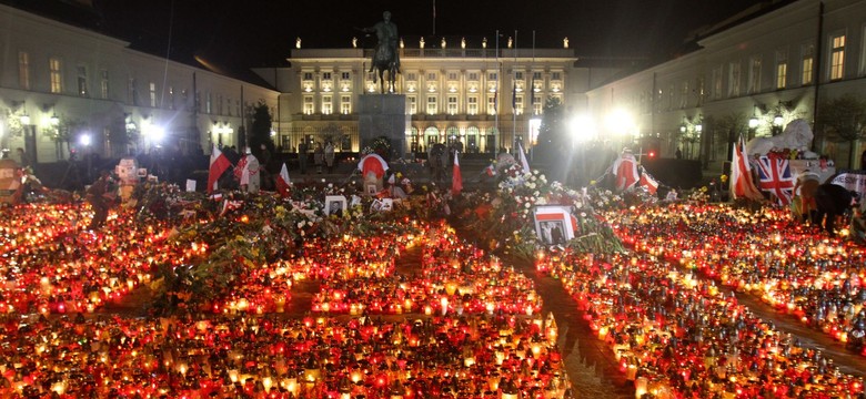 Dziesiątki tysięcy ludzi czuwa i modli się w całym kraju [Wydanie "DGP" z 11 kwietnia 2010]