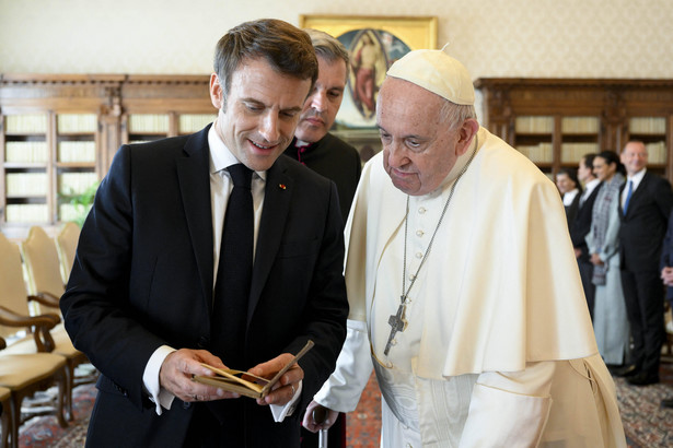 Prezydent Emmanuel Macron i papież Franciszek