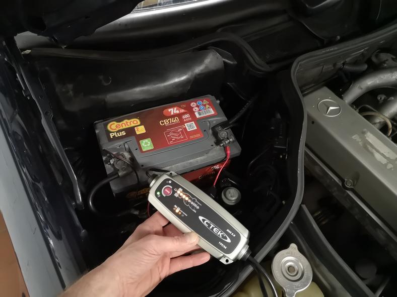 Jeśli auto mało jeździ, akumulator warto co jakiś czas doładować albo na stałe podłączyć do niego prostownik z opcją „podtrzymywania”