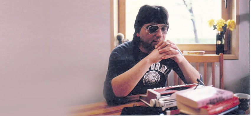 Milan Oklopdžić za pisaćom mašinom