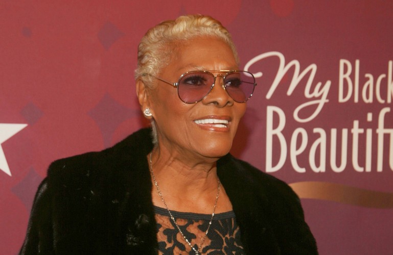 Ladies Jazz
Festival<br /><br />
12–14.07, GDYNIA<br /><br />
To może brzmi niewiarygodnie,
ale od 1962 r. ponad 50 jej singli
znalazło się w pierwszej setce listy
przebojów Billboardu. Debiutowała
jako wykonawczyni gospel
i co ciekawe, jej siostrzenicą była
Whitney Houston. Mowa o <b>Dionne
Warwick</b>, która będzie
jedną z gwiazd Ladies Jazz Festivalu.
Niejedyną. W Gdyni zaśpiewa
też pochodząca z Nowego Jorku
Stacey Kent. Zaprezentuje
m.in. materiał, który przygotowuje
na swoją nową płytę. Oprócz
niej pojawi się również jedna
z najciekawszych jazzowych
artystek z Kraju Kwitnącej Wiśni
Akiko. Wokalistce podczas występu
towarzyszyć będzie zespół
Marcin Olak Trio. Na pewno warto
przyjechać do Gdyni.<br /><br /> 
www.ladiesjazz.pl