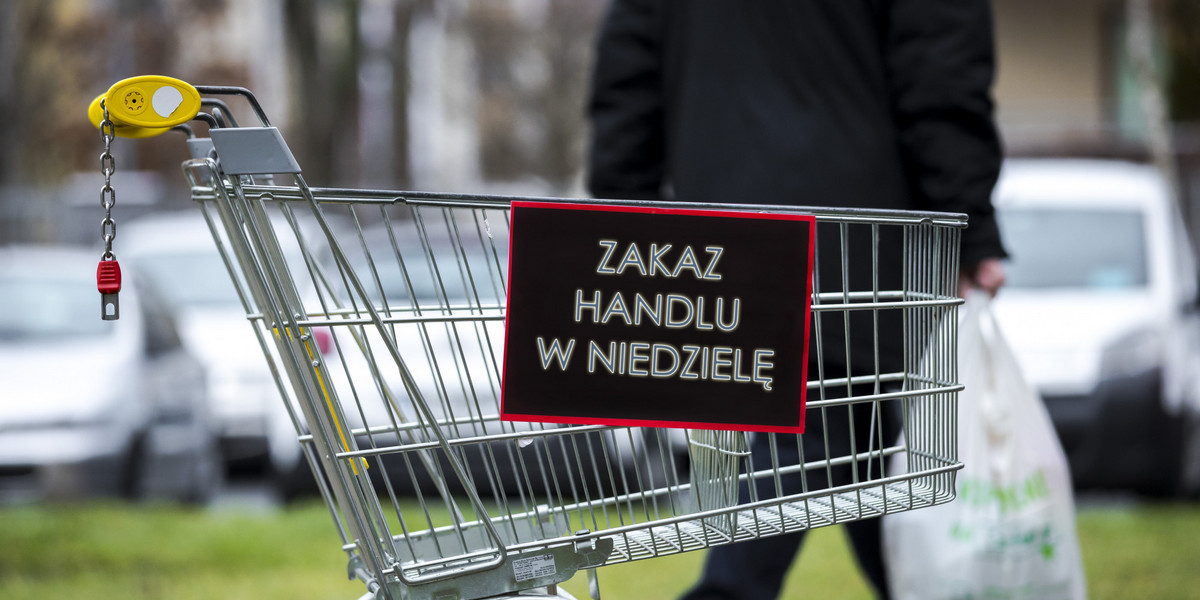 O zawieszenie zakazu handlu w niedziele apelują od dawna centra handlowe oraz polskie i zagraniczne sieci sklepów. 