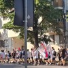 Pristalice SNS pesače iz Novog Sada do Beograda na skup 27. juna