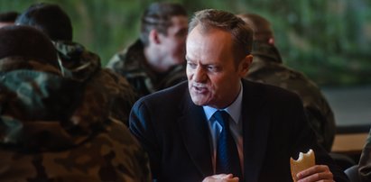 Tusk zjadł grochówkę w krawacie