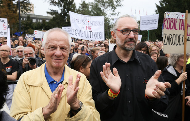 Stefan Niesiołowski i Mateusz Kijowski uczestniczą w manifestacji zorganizowanej przez inicjatywę "Ratujmy kobiety" przed Sejmem.