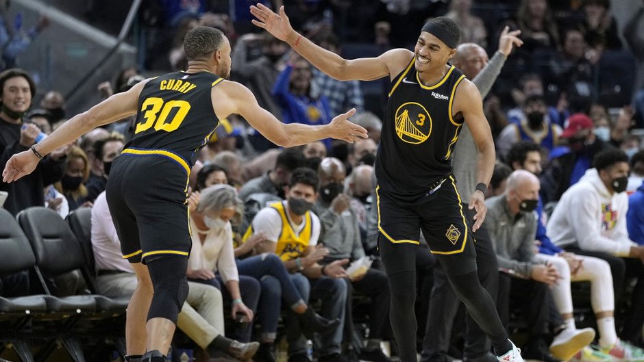 Stephen Curry i Jordan Poole w czasie meczu z Philadelphia 76ers 24 listopada 2021 r.