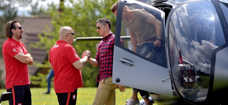 Euro 2016: Lewandowski wylądował w Arłamowie. Gwiazdor Bayernu przyleciał helikopterem