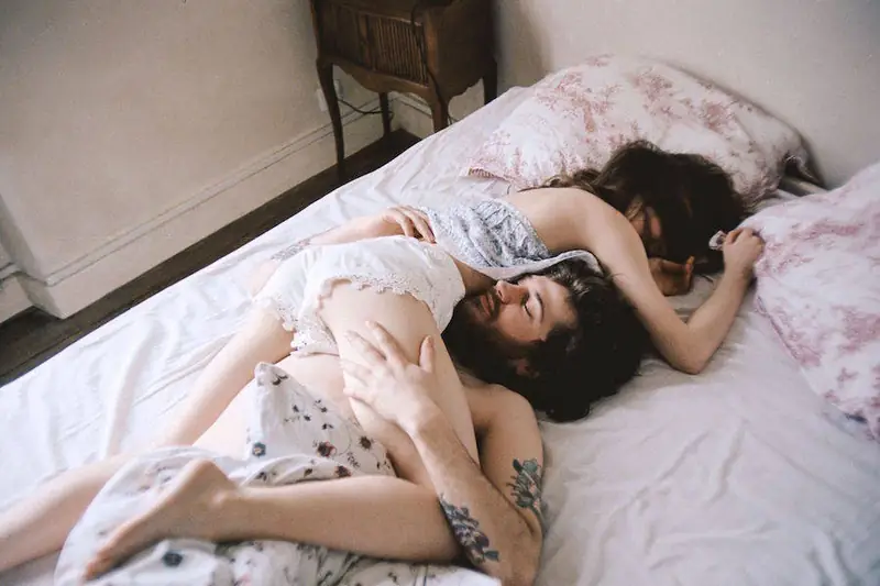 touchingandintimatephotographsofcouples-11-900x600