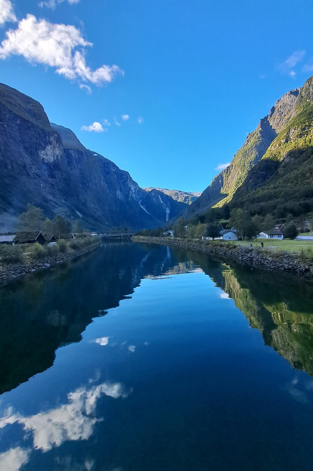 Zanim wejdziesz do Njardarheimr, wita cię fiord