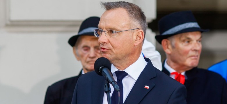 Afera "Red is Bed". Andrzej Duda: Staram się nosić odzież polską...