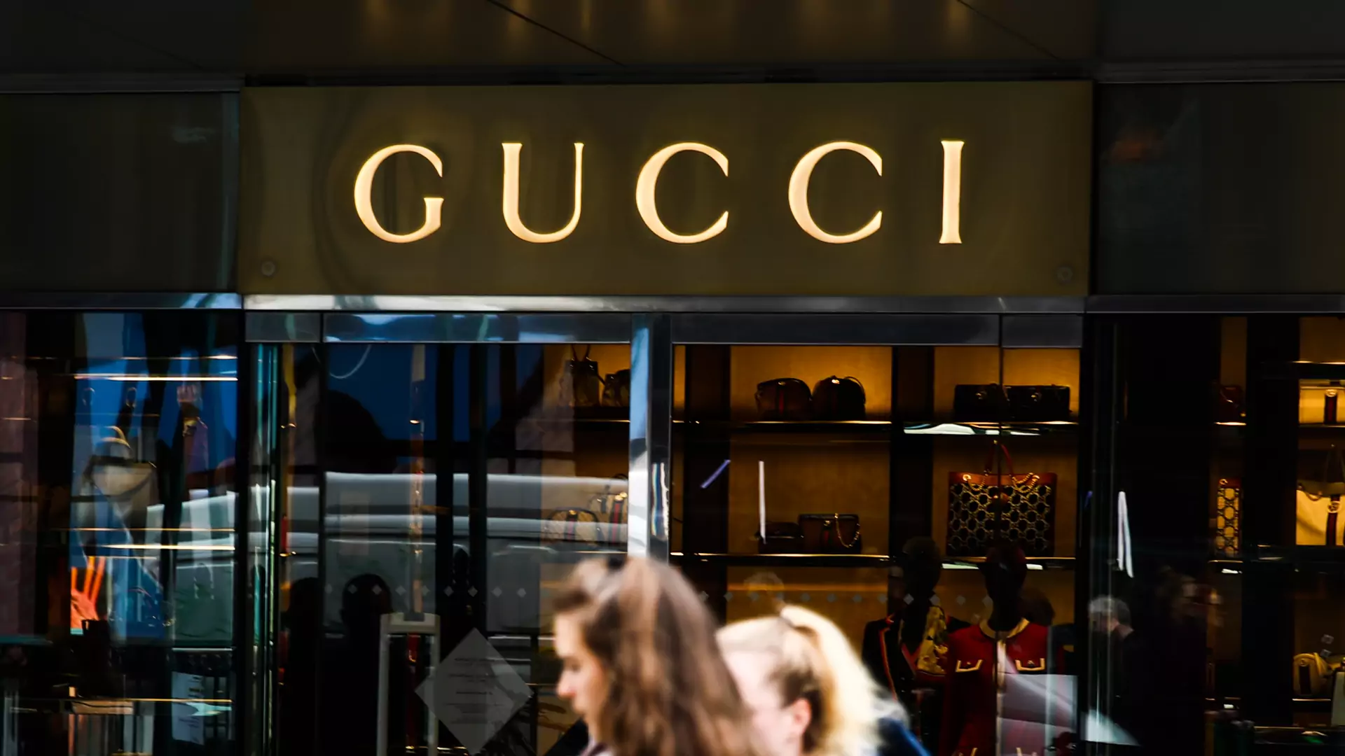 Gucci i Saint Laurent zmieniają pojęcie urlopów macierzyńskich - stawiają na "politykę unisex"