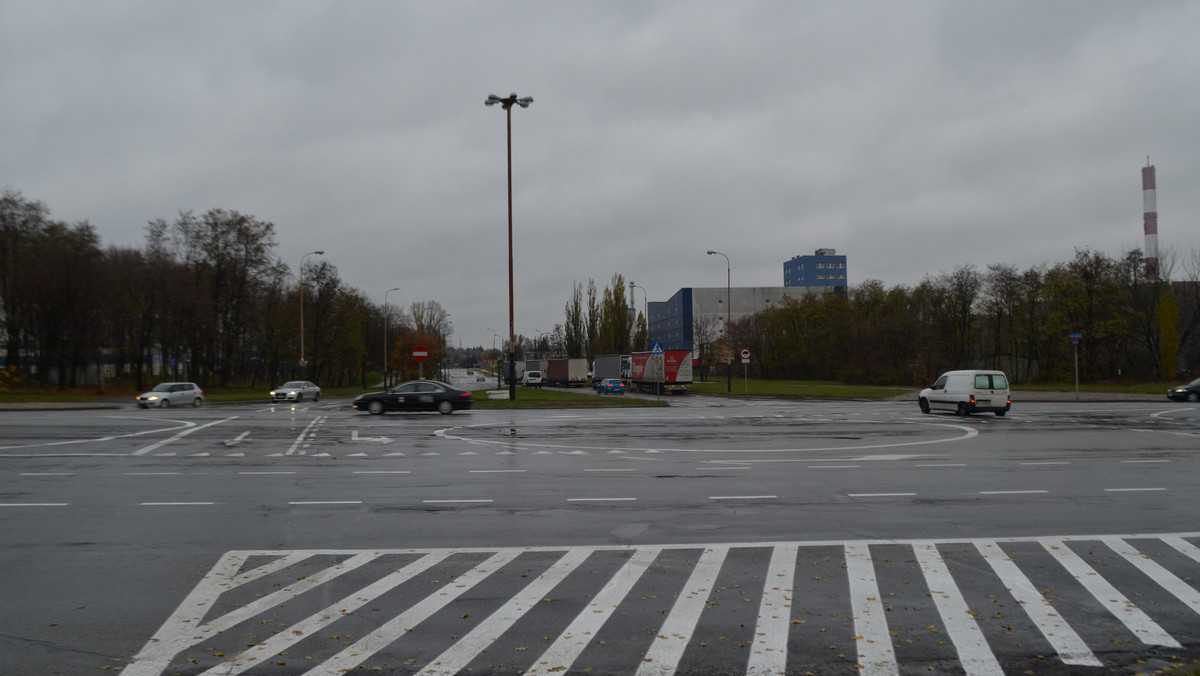 Na skrzyżowaniu ulic Dąbrowskiego i Lodowej zmianie uległa organizacja ruchu. Na jezdni namalowana została wyspa, która wygląda jak rondo. Rondem jednak nie jest. Wyspa ma usprawnić ruch i zwiększyć bezpieczeństwo