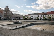 Zabetonowany rynek w Skierniewicach