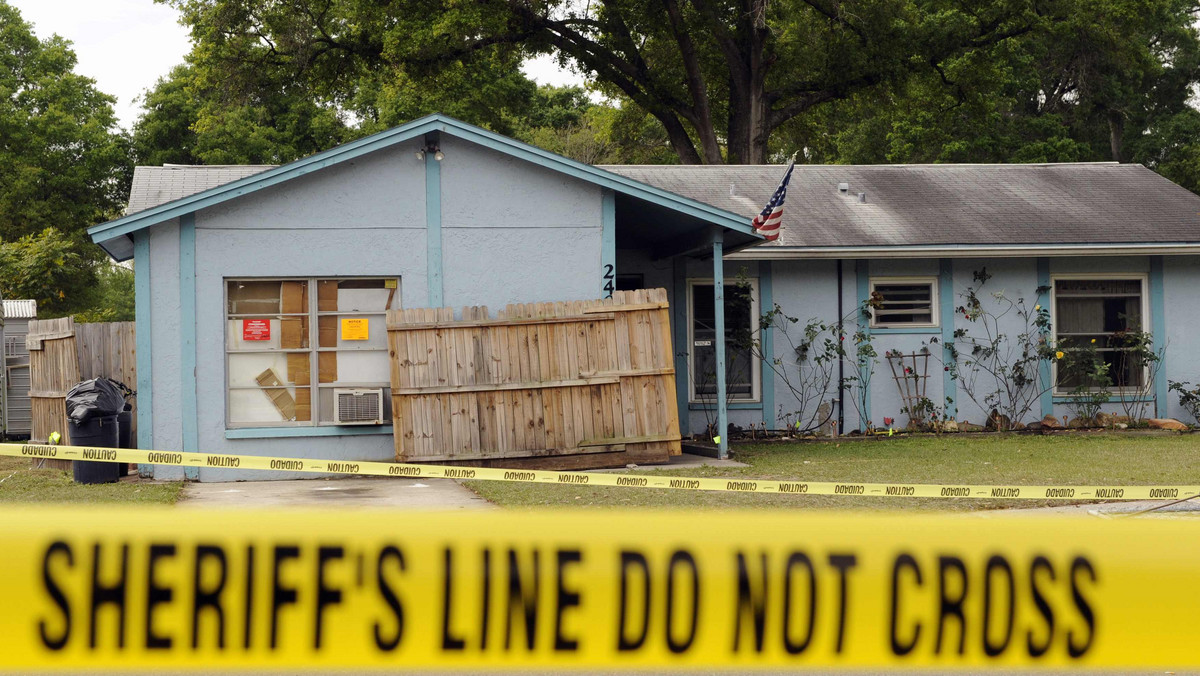 Na przedmieściach Tampy na Florydzie przerwano w sobotę poszukiwania mężczyzny, który razem z sypialnią zapadł się pod ziemię w gigantyczną dziurę. 36-letni Jeff Bush został uznany za zmarłego.