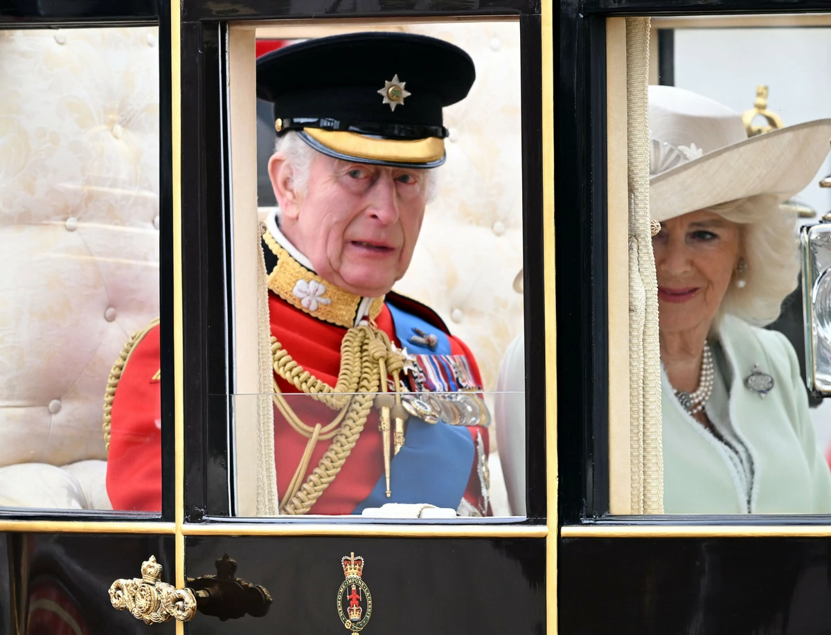  Zmęczony król Karol III na paradzie Trooping the Colour