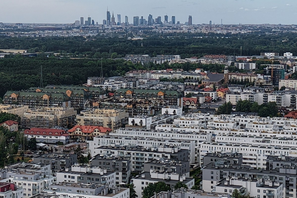 Pożar w Ząbkach: wg Straży Pożarnej ogień strawił cały dach obiektu w kształcie litery U, spłonęły też wszystkie lokale mieszkalne na czwartej kondygnacji. Pożar dotknął ponad dwieście lokali, zamieszkanych przez ponad pięćset osób.