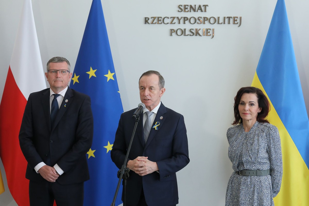 Marszałek Senatu RP Tomasz Grodzki (C), wicemarszałek Senatu RP Gabriela Morawska-Stanecka (P) i senator KO Marcin Bosacki (L)