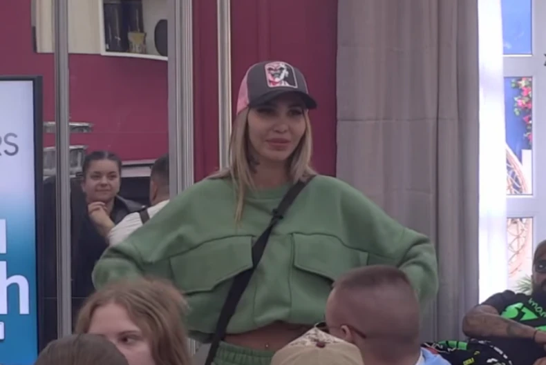 Aneli u sukobu sa Majom