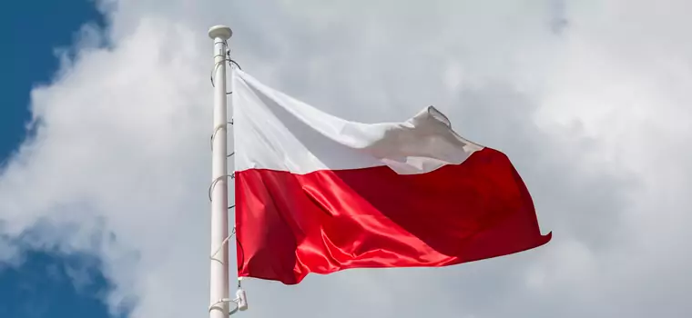 Kolor polskiej flagi jest… problematyczny. Nawet rząd sobie nie radzi