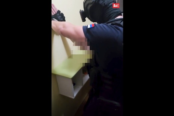 (VIDEO) Policija mu upala u stan, on PODIGAO RUKE i NASLONIO SE NA ZID Ovako je uhapšen Miloš Kovačević nakon što je pozivao da se DRONOM gađaju AERODROM, HRAM SVETOG SAVE i drugi objekti u Beogradu