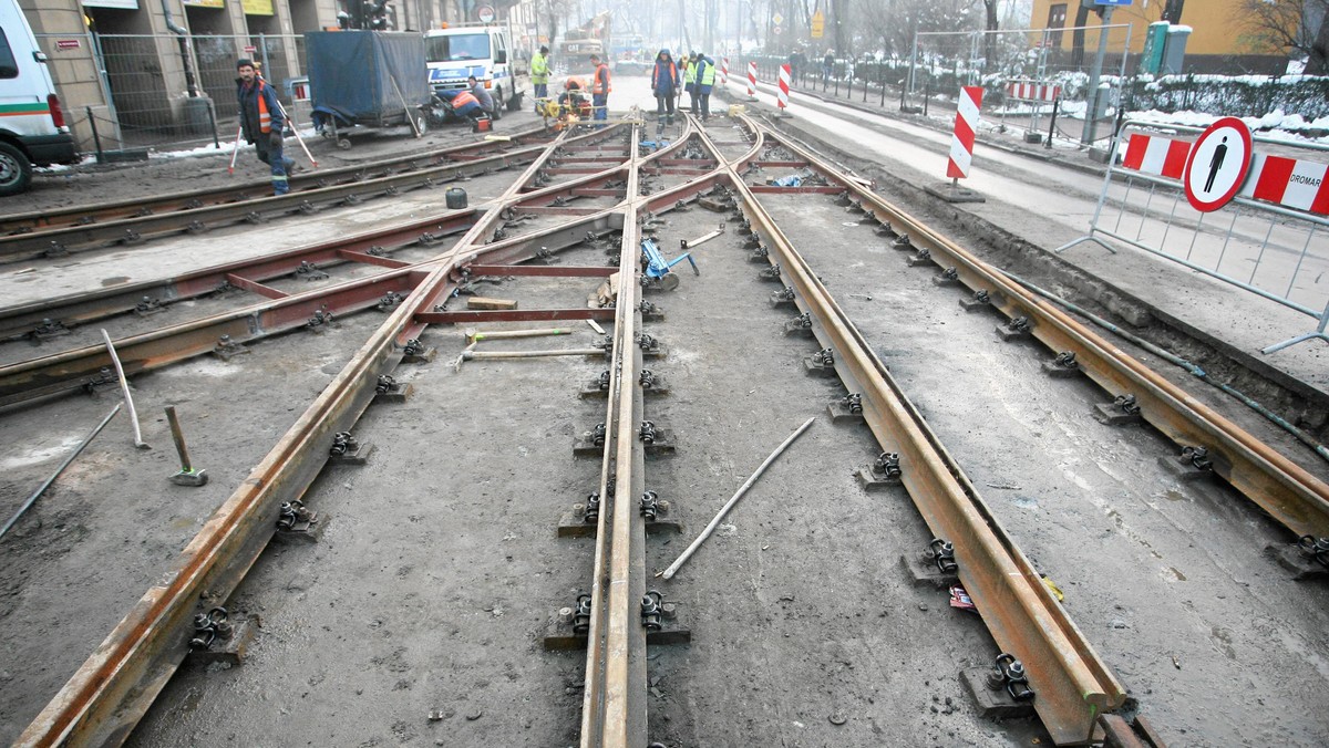 Druga połowa czerwca będzie wyjątkowo uciążliwa dla mieszkańców poruszających się samochodami czy komunikacją miejską po centrum Krakowa. Od 15 czerwca rusza bowiem wymiana części torowiska tramwajowego na skrzyżowaniu pod Wawelem.