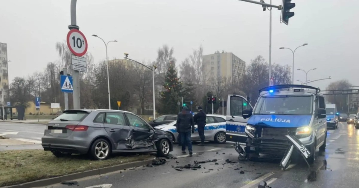 Wypadek z udziałem policyjnego radiowozu. Jeden funkcjonariusz trafił do szpitala