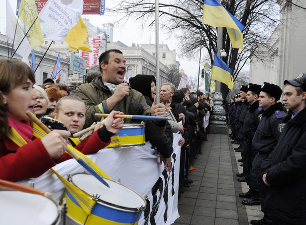 Unijny komisarz poucza władze w Kijowie