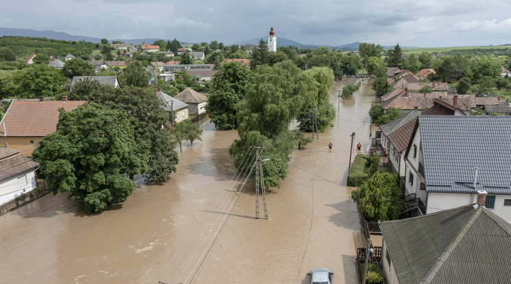 Drónnal készült felvételen a Szuha-patak áradása miatt elárasztott utcák Ecsegen / fotó: MTI/Komka Péter