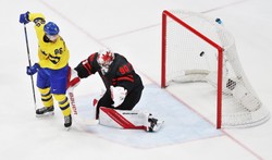 Łzy Kanadyjczyków, radość Szwedów. Pierwsi wracają do domu, drudzy zagrają o medale