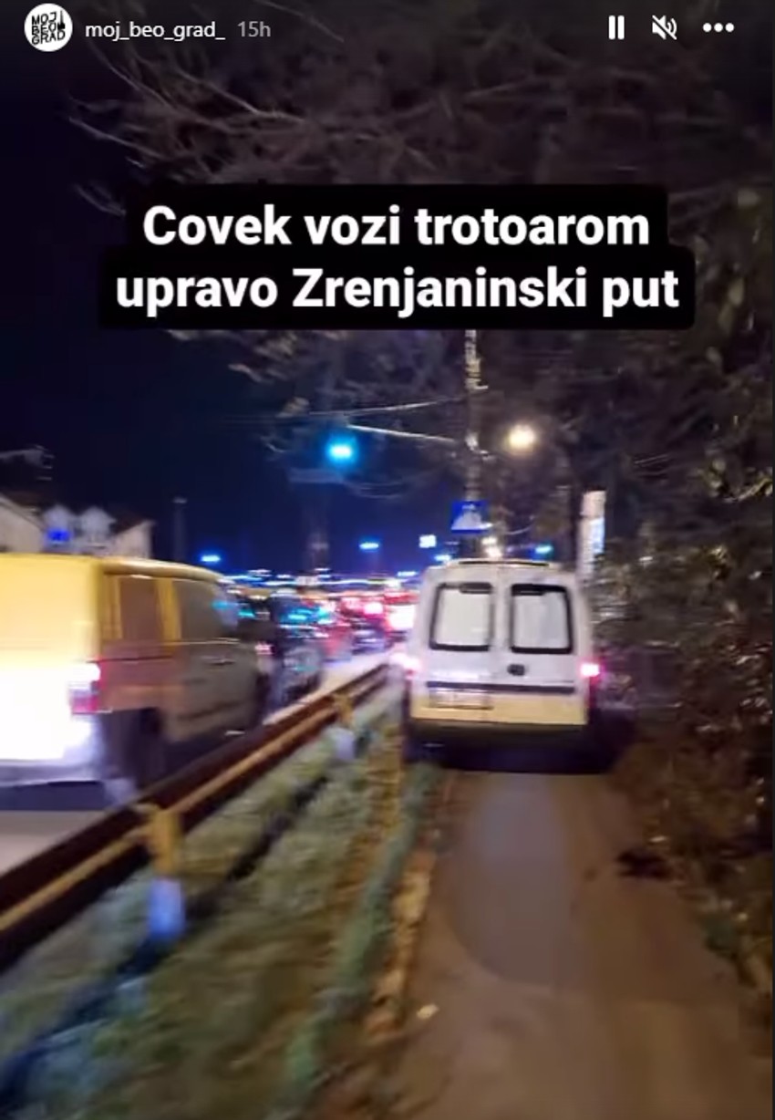 Čovek vozi trotoarom