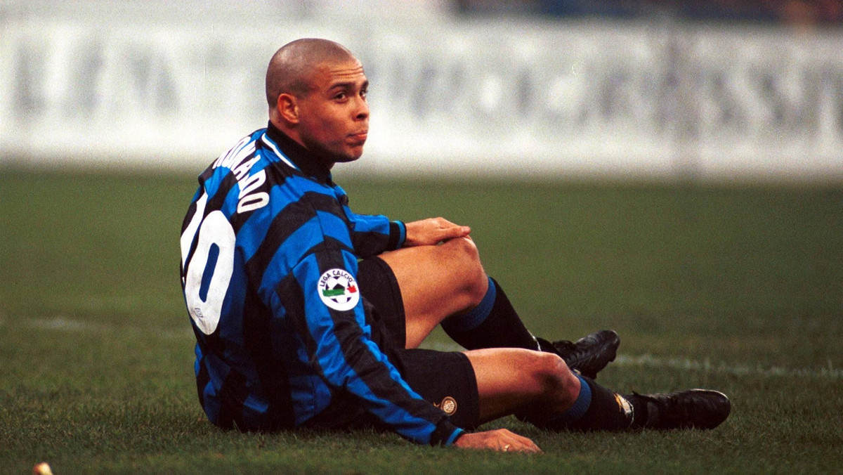 Były napastnik Interu Mediolan Ronaldo powiedział, że w wyścigu po mistrzostwo Włoch kibicuje klubowi, w którym spędził pięć lat. Brazylijczyk strzelał też gole dla lokalnego rywala, któremu również dobrze życzy.