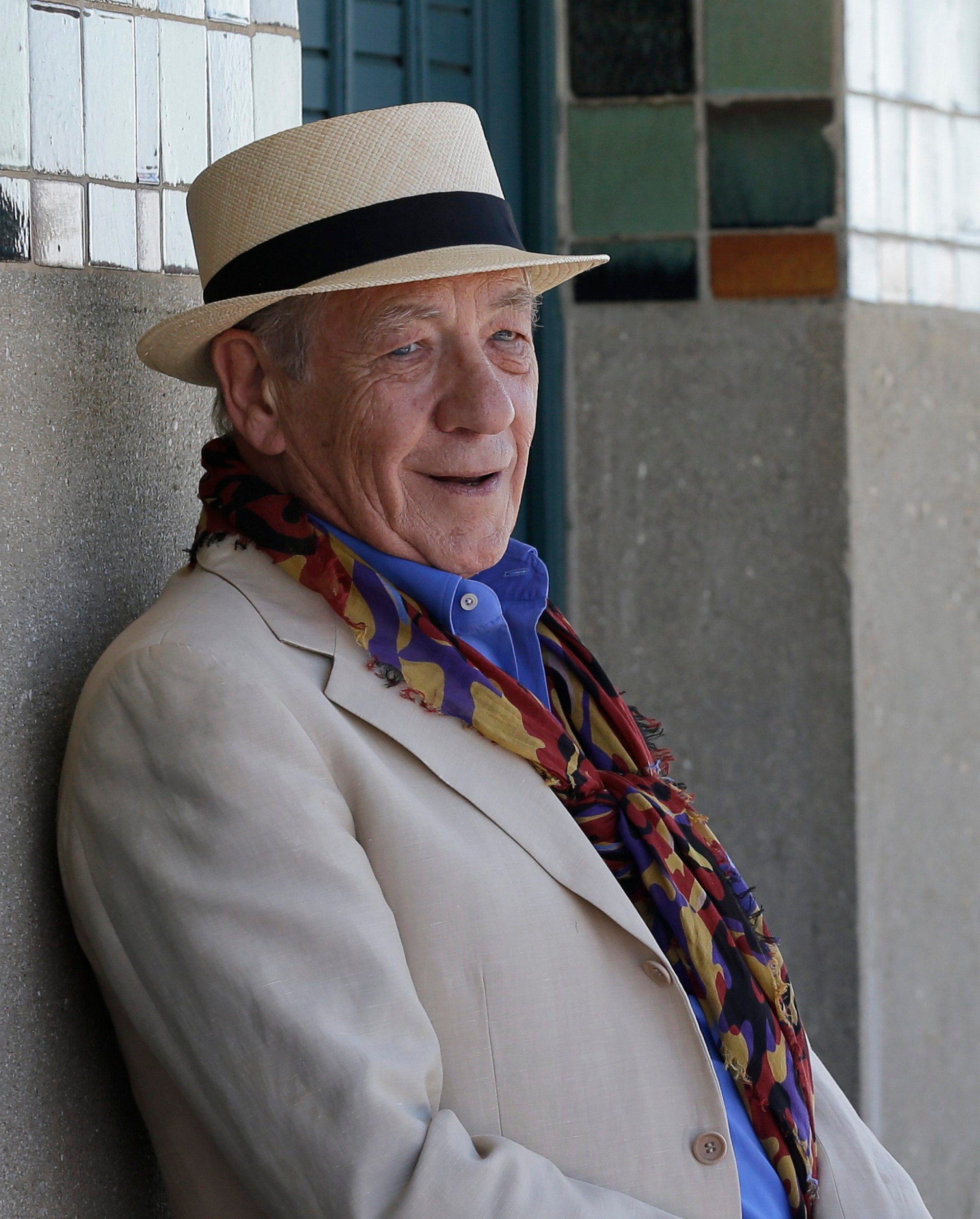 Britský herec Ian McKellen sa zotavuje po páde z javiska divadla v Londýne.