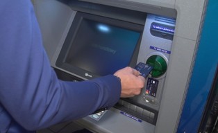 Wpłacasz pieniądze na konto? O tym musisz pamiętać! Wpłacenie dużej sumy pieniędzy może zwrócić uwagę banku, a nawet zainteresować Urząd Skarbowy