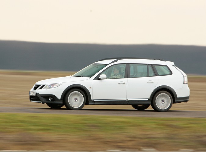 Saab 9-3X - szwedzka stal gotowa do przygody. Dzielnie zwalczy dziki teren, choć woli asfaltowe bulwary. Mogą być dziurawe jak sito - czyli idealnie sprawdza się na polskich drogach...